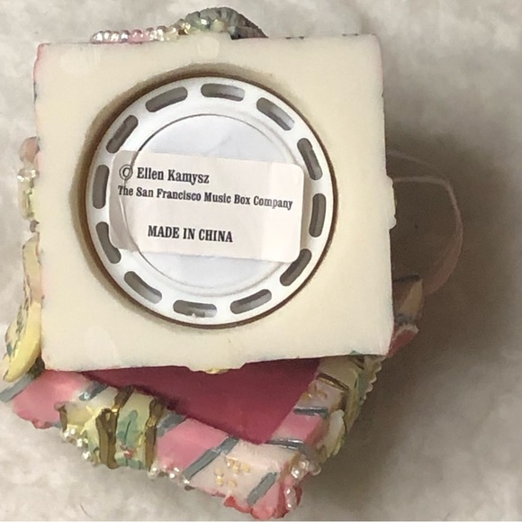 Vintage 2001🎶Music Box Company~Christmas Medley~Ceramic~Kitten Inside A Gift Box - Picture 8 of 15